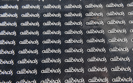 武汉三工钢网带全自动超级激光打标机,服装辅料加工的高效解决方案